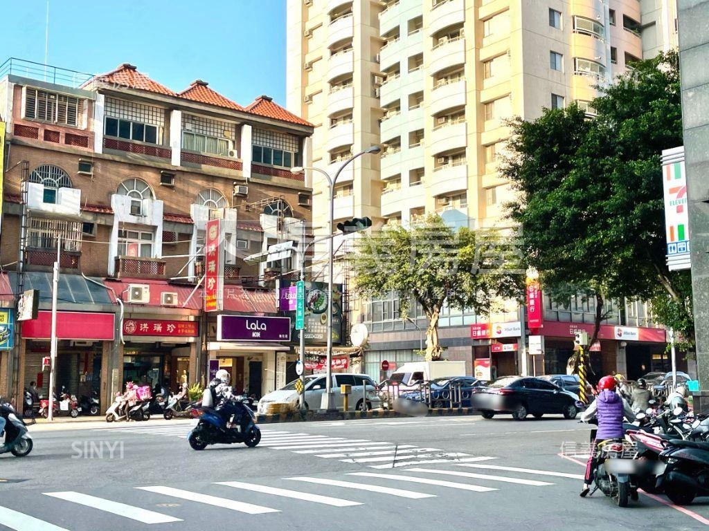 衛道新世界透店臨Ｔ字路口房屋室內格局與周邊環境