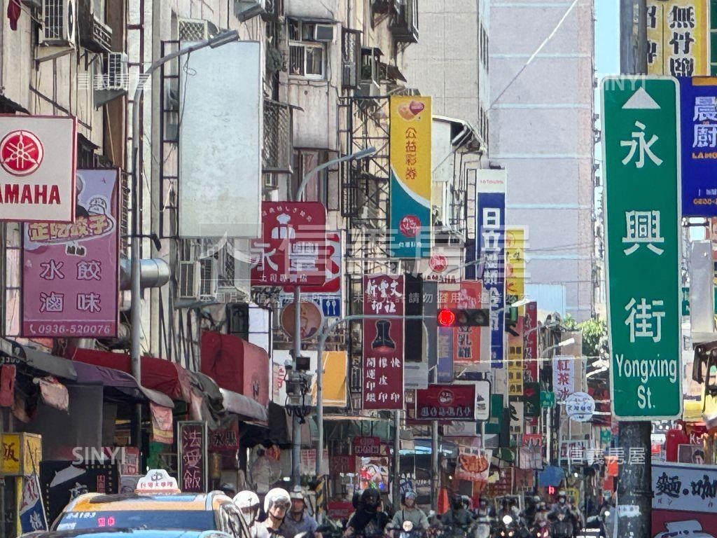 衛道新世界透店臨Ｔ字路口房屋室內格局與周邊環境