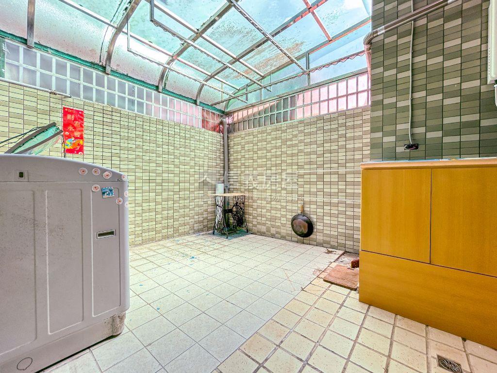萬利挑高庭院一樓房屋室內格局與周邊環境