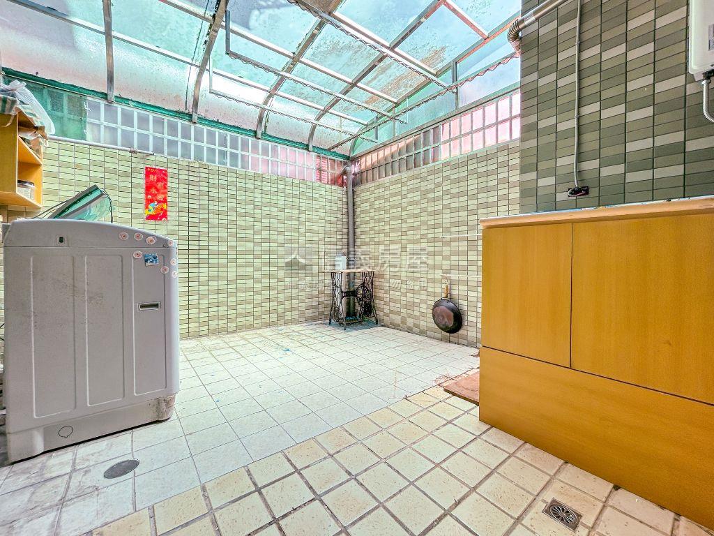 萬利挑高庭院一樓房屋室內格局與周邊環境