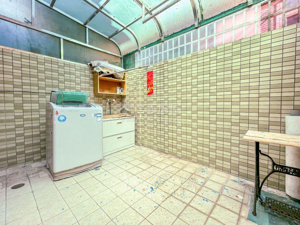萬利挑高庭院一樓房屋室內格局與周邊環境