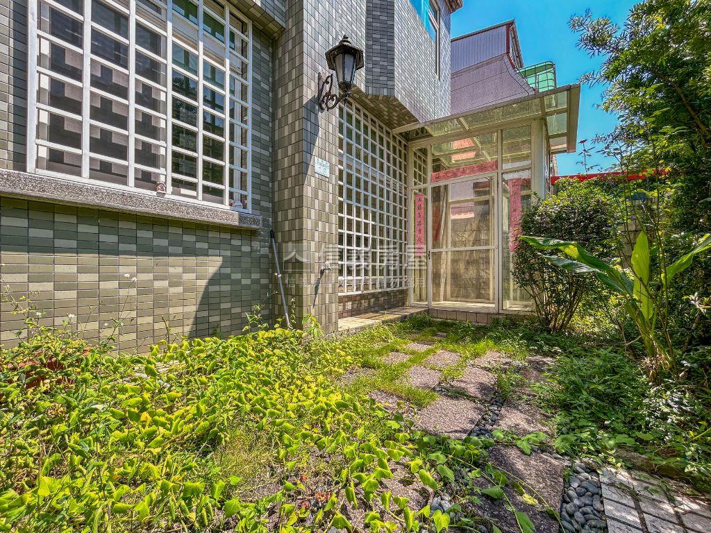 萬利挑高庭院一樓房屋室內格局與周邊環境