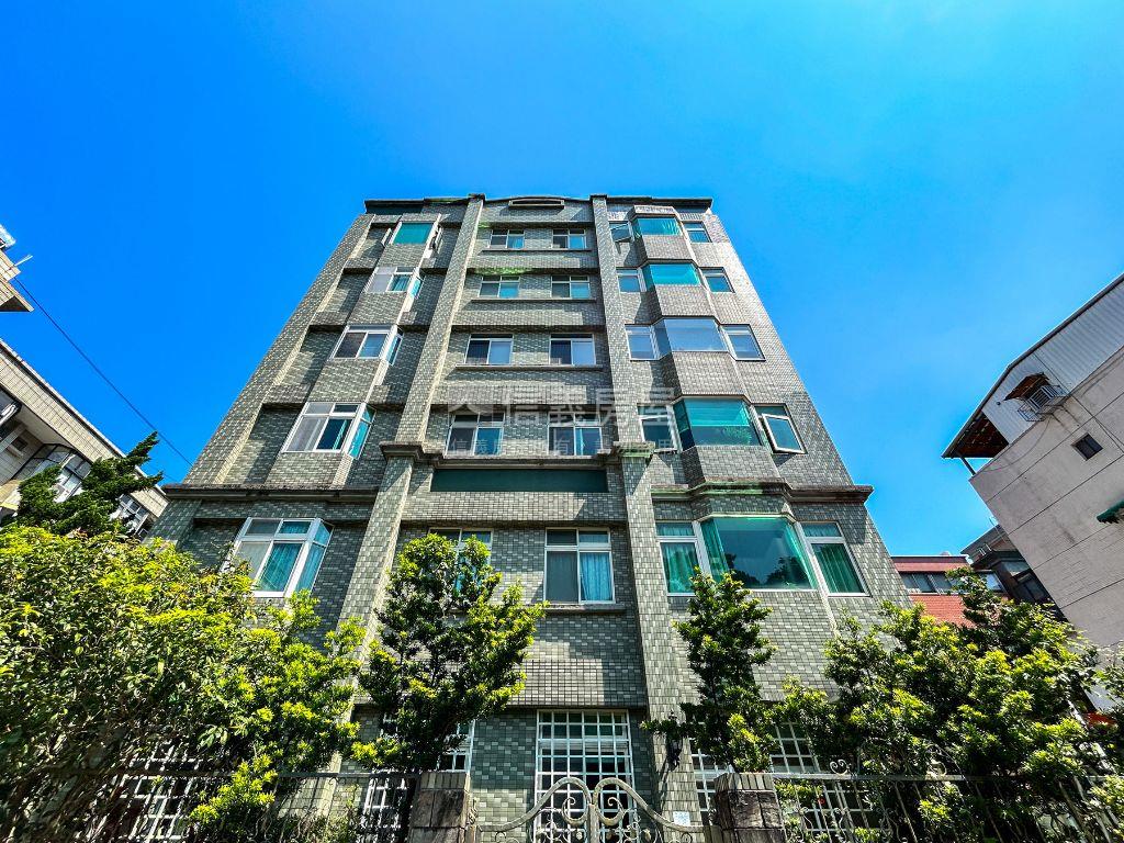 萬利挑高庭院一樓房屋室內格局與周邊環境