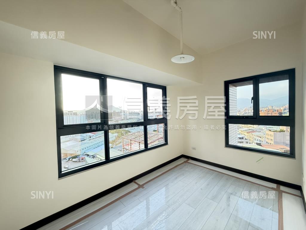 剛交屋。自由綠洲三房車位房屋室內格局與周邊環境