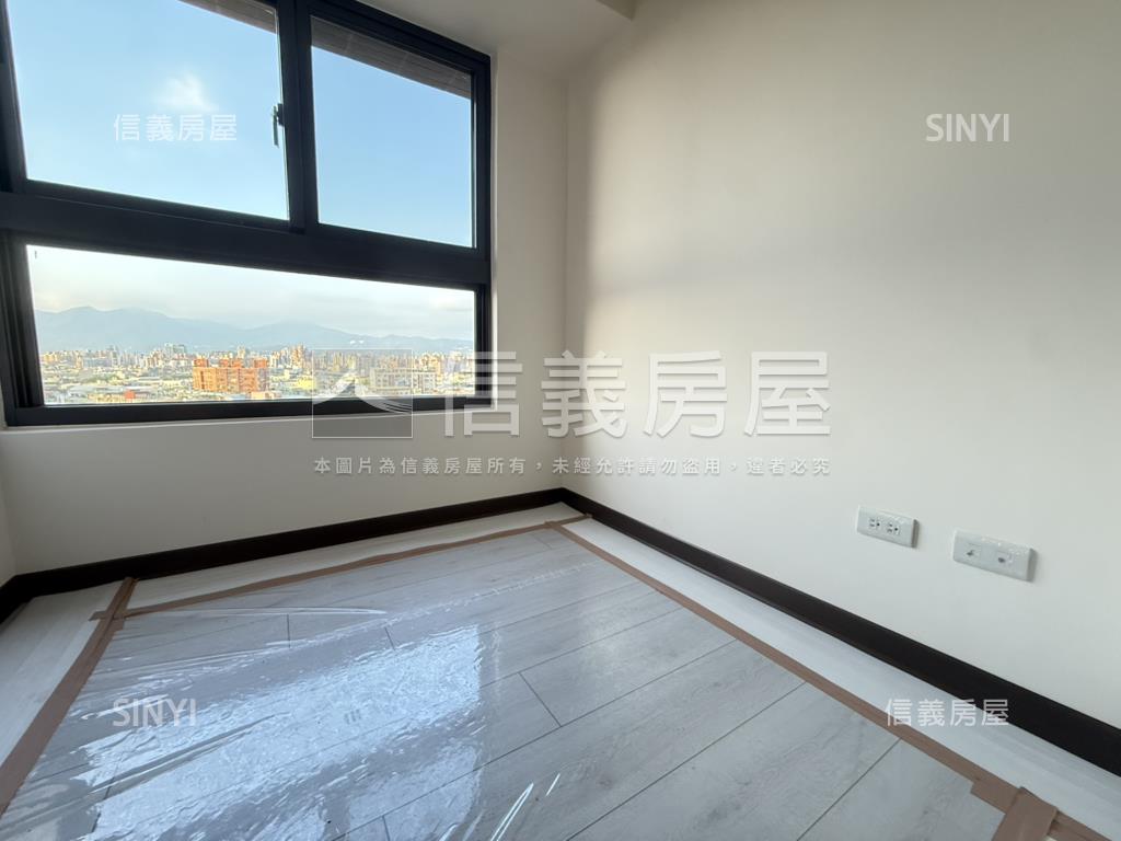 剛交屋。自由綠洲三房車位房屋室內格局與周邊環境
