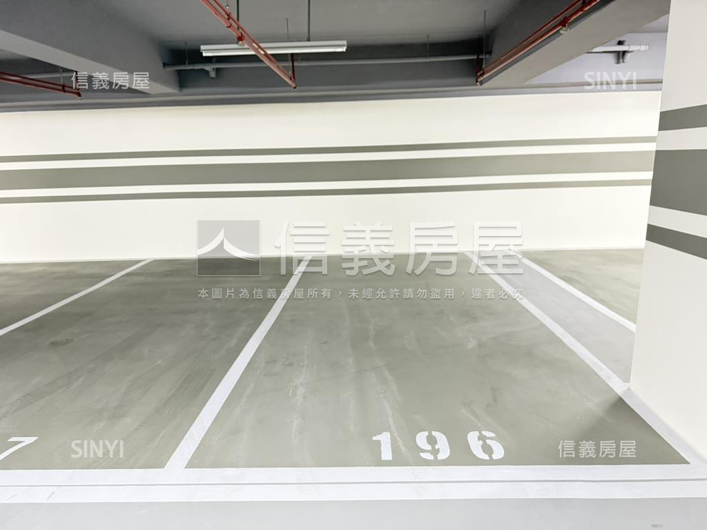 剛交屋。自由綠洲三房車位房屋室內格局與周邊環境