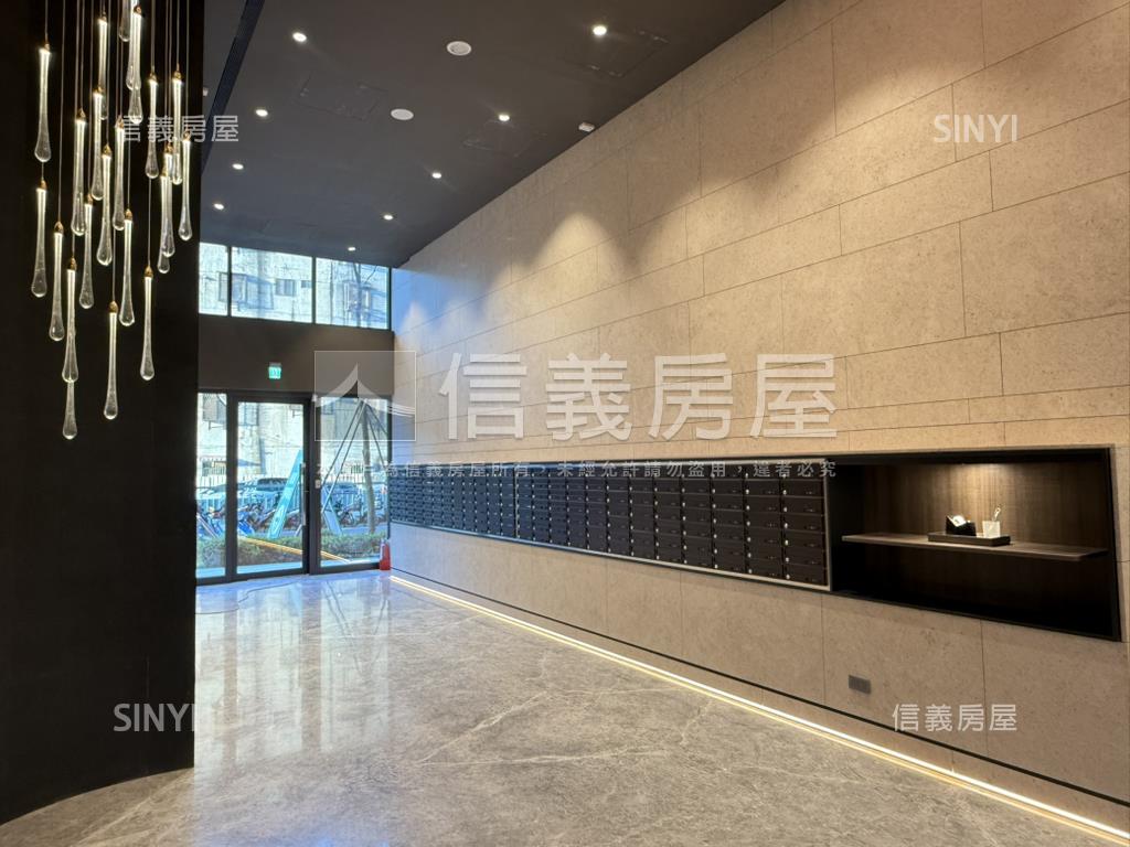 剛交屋。自由綠洲三房車位房屋室內格局與周邊環境
