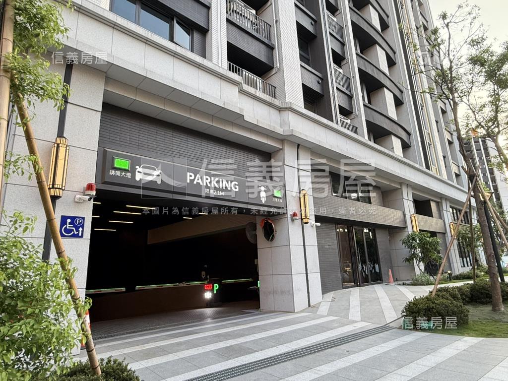 剛交屋。自由綠洲三房車位房屋室內格局與周邊環境