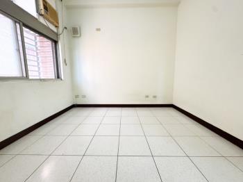 次頂樓兩房車位６９８萬