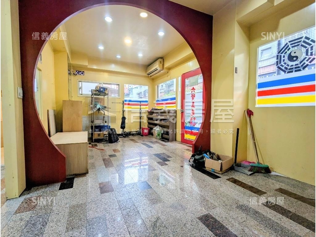 捷運邊間金店面方便停車房屋室內格局與周邊環境