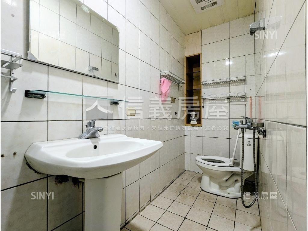 捷運邊間金店面方便停車房屋室內格局與周邊環境