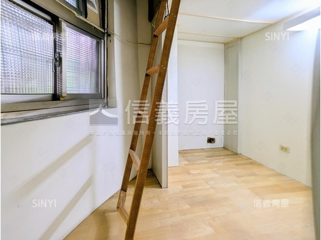 捷運邊間金店面方便停車房屋室內格局與周邊環境