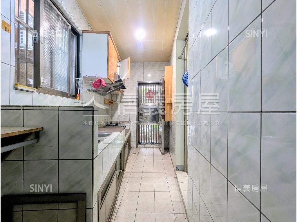 捷運邊間金店面方便停車房屋室內格局與周邊環境