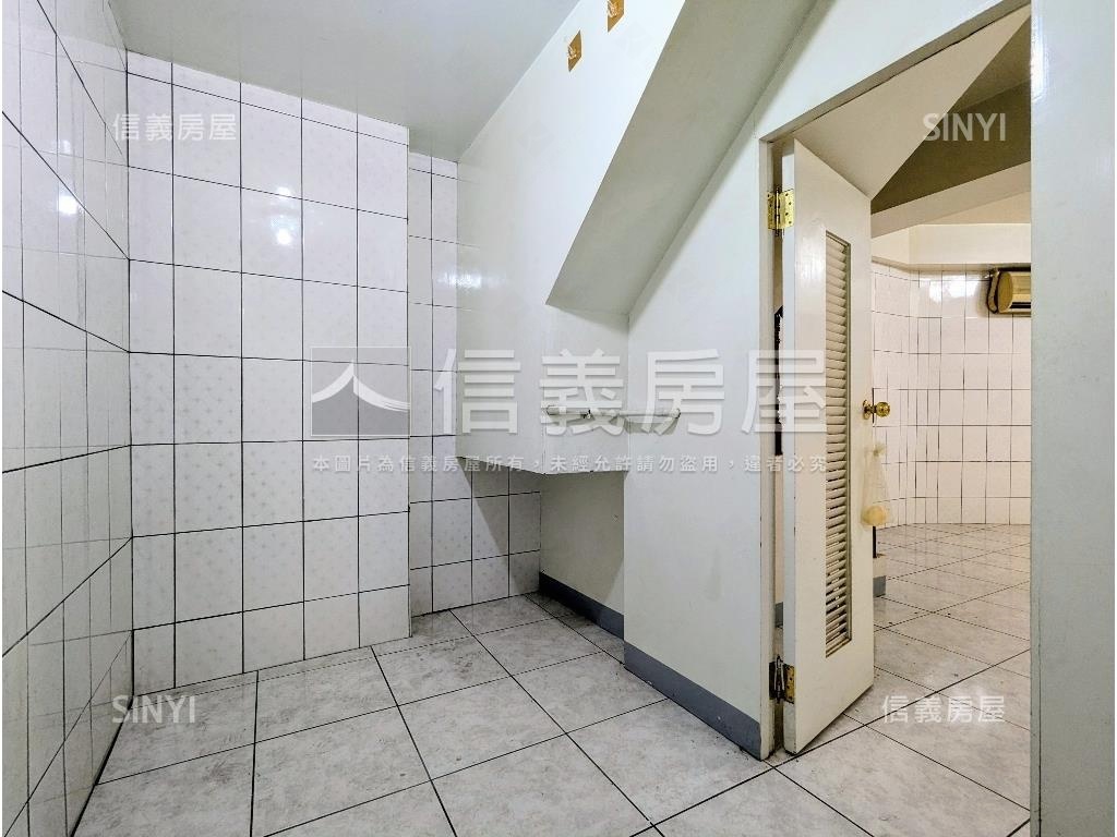 捷運邊間金店面方便停車房屋室內格局與周邊環境