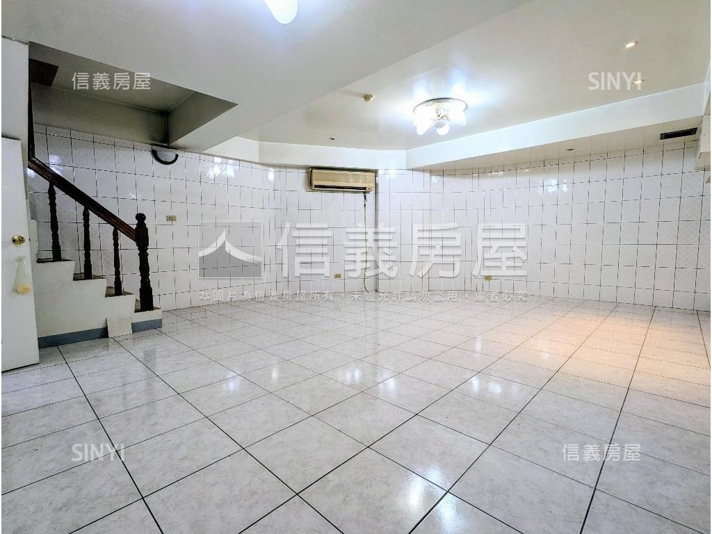 捷運邊間金店面方便停車房屋室內格局與周邊環境