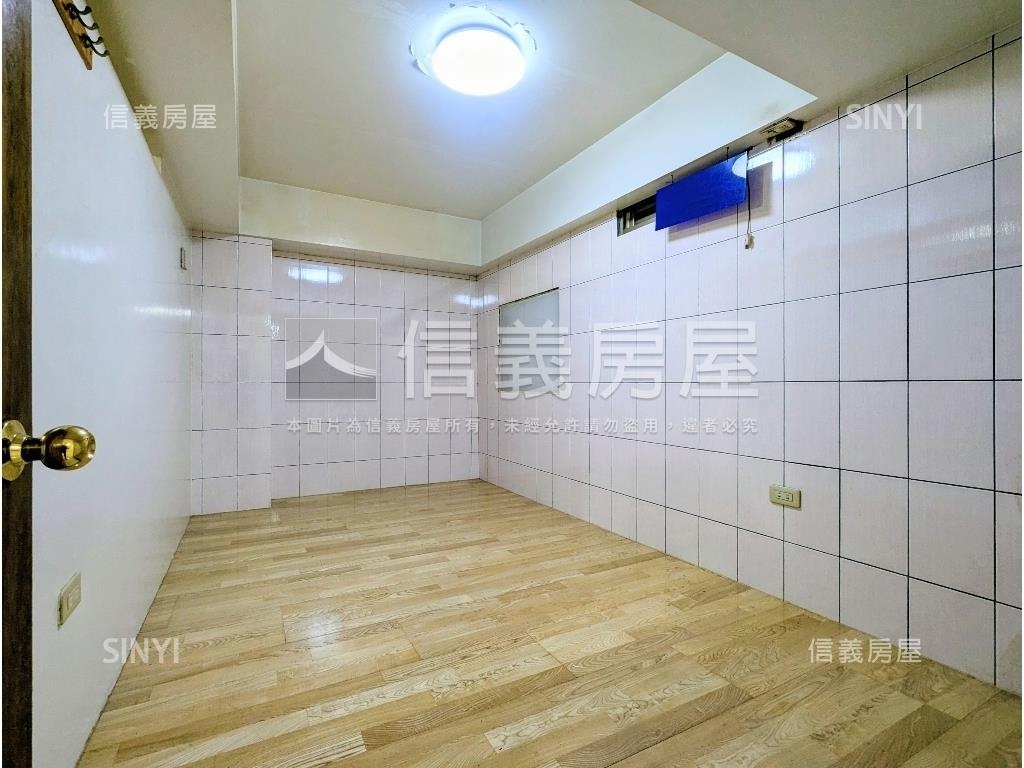 捷運邊間金店面方便停車房屋室內格局與周邊環境