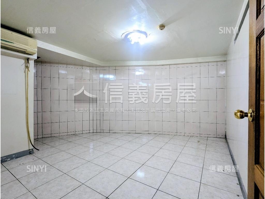 捷運邊間金店面方便停車房屋室內格局與周邊環境