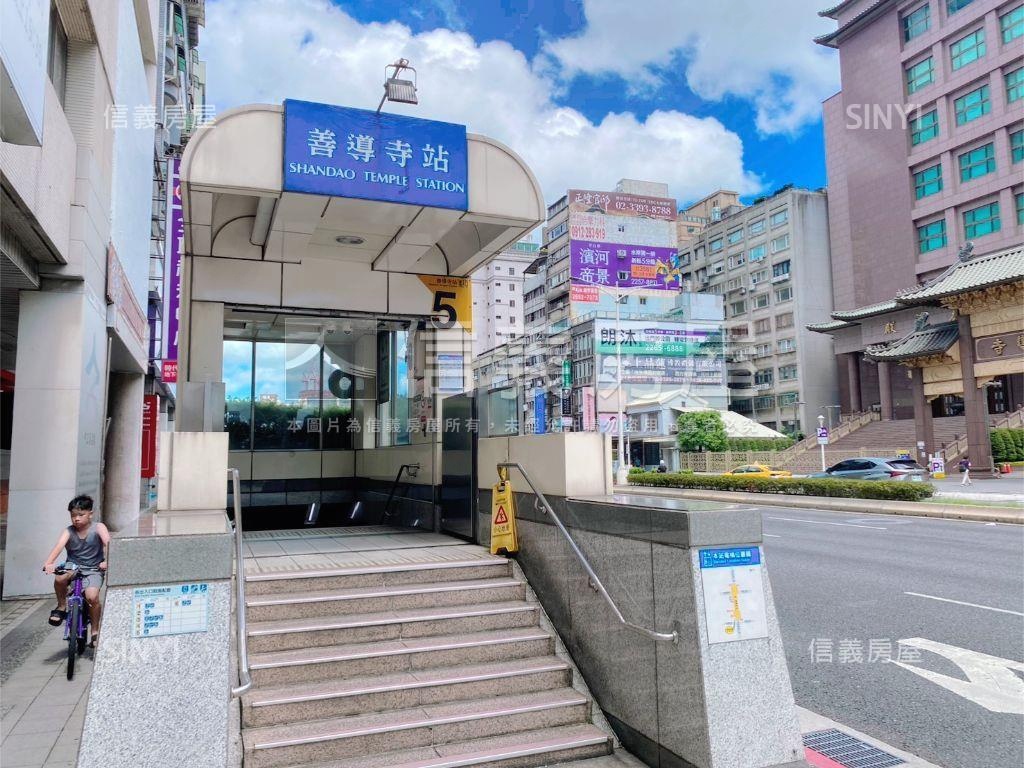 忠孝東捷運次高樓帷幕商辦房屋室內格局與周邊環境