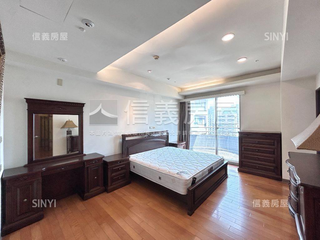 西區。雲頂四房有雙陽台房屋室內格局與周邊環境