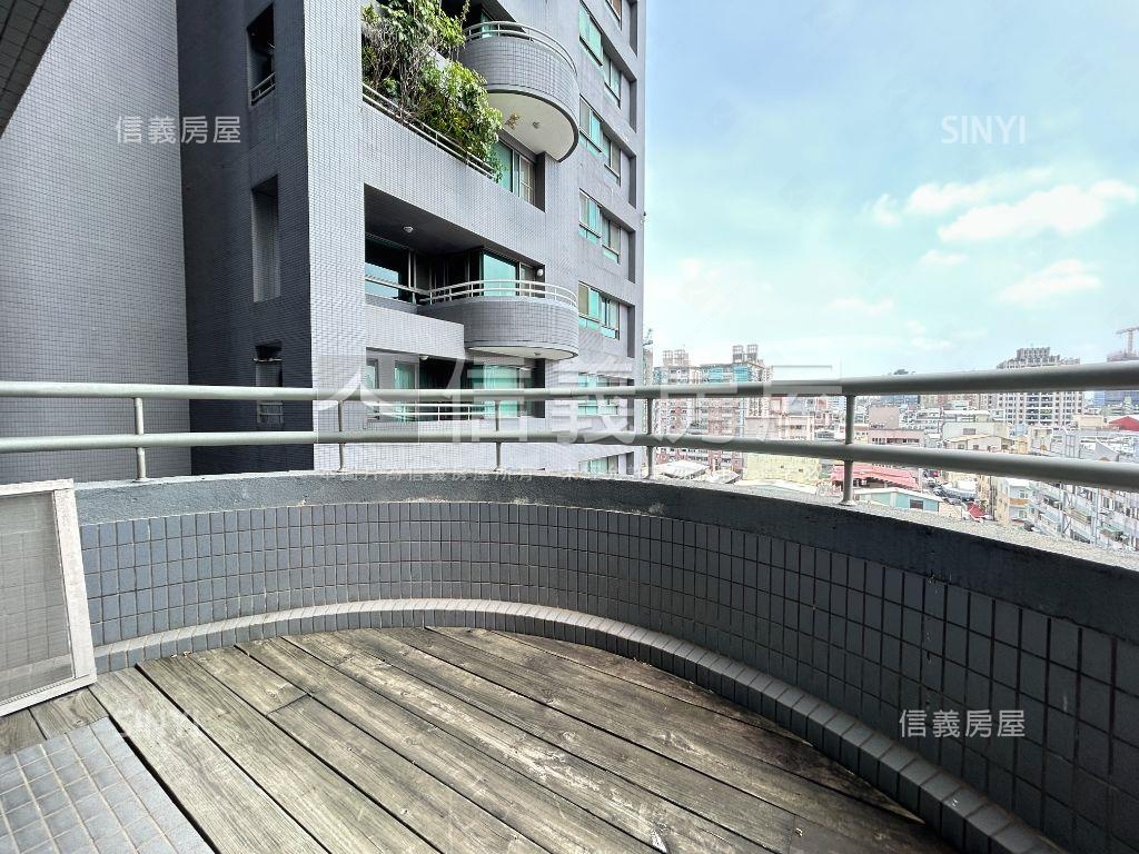 西區。雲頂四房有雙陽台房屋室內格局與周邊環境