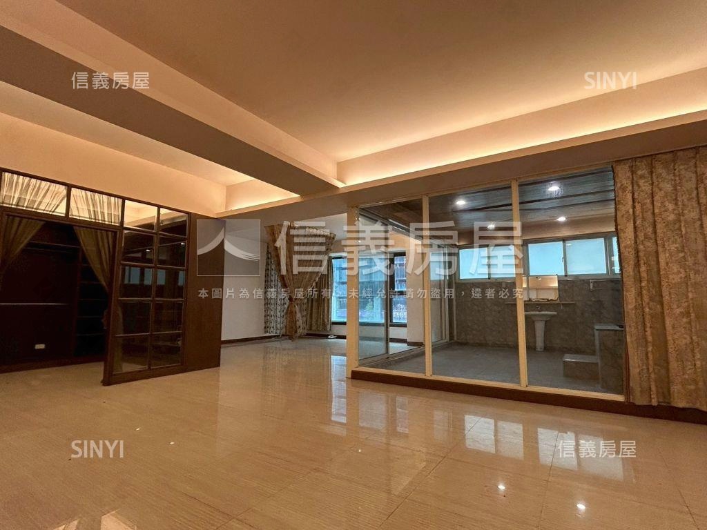愛河畔大面寬金店面房屋室內格局與周邊環境