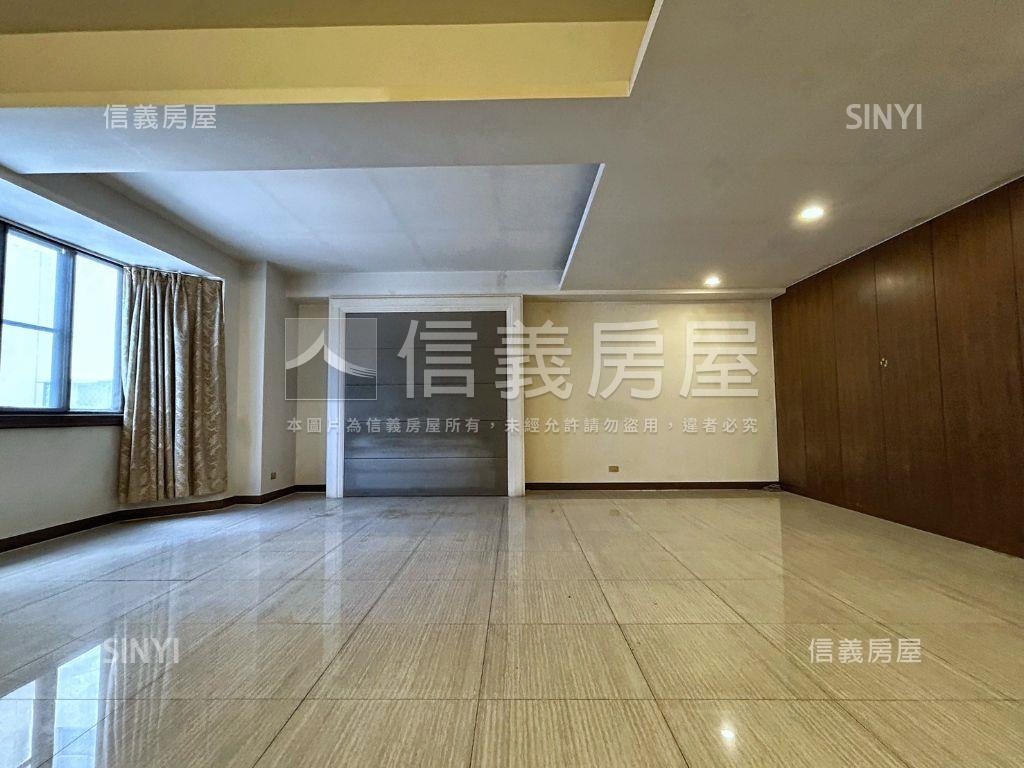 愛河畔大面寬金店面房屋室內格局與周邊環境