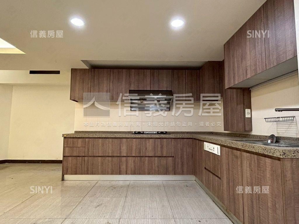 愛河畔大面寬金店面房屋室內格局與周邊環境