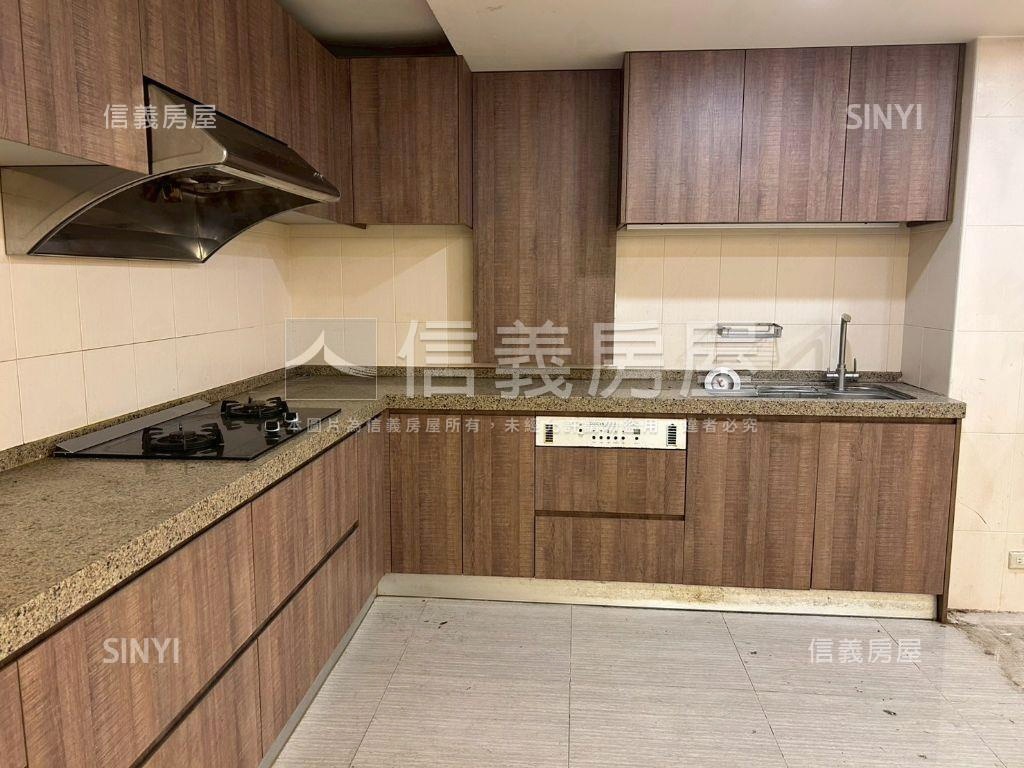 愛河畔大面寬金店面房屋室內格局與周邊環境