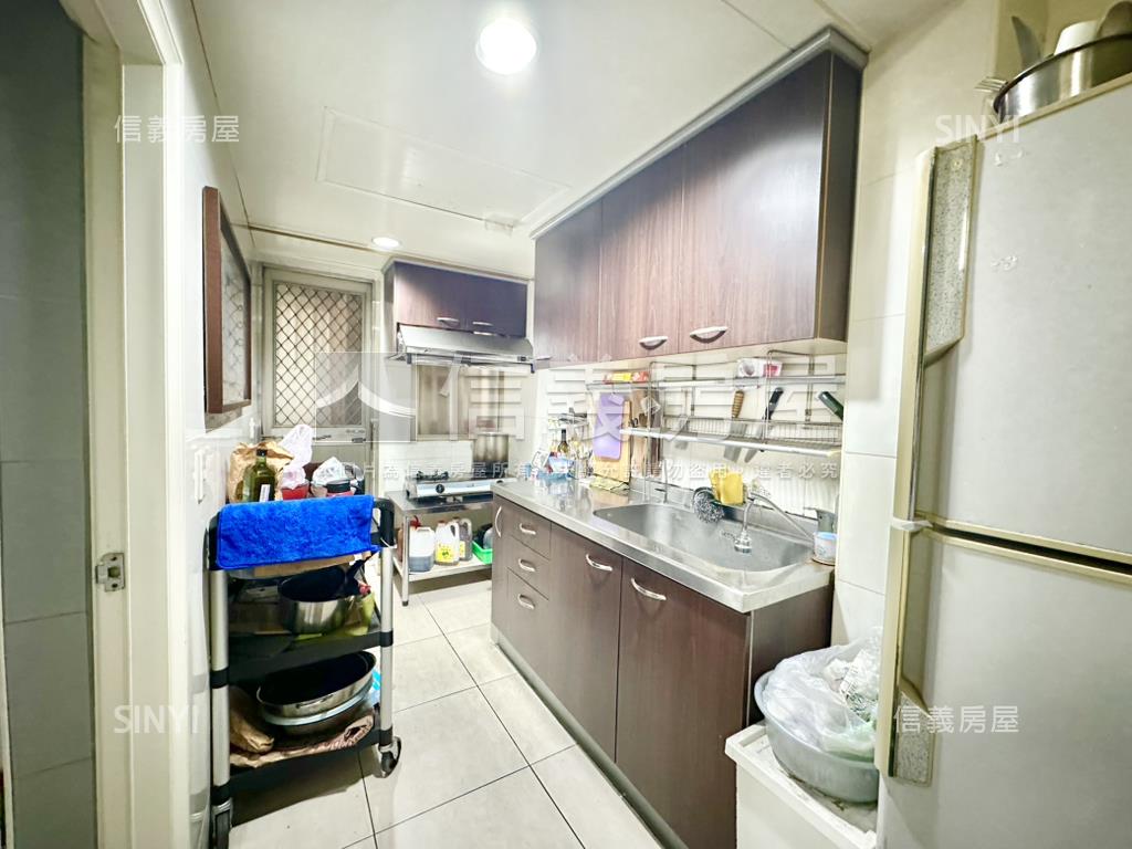 板橋火車站對面店面一樓房屋室內格局與周邊環境