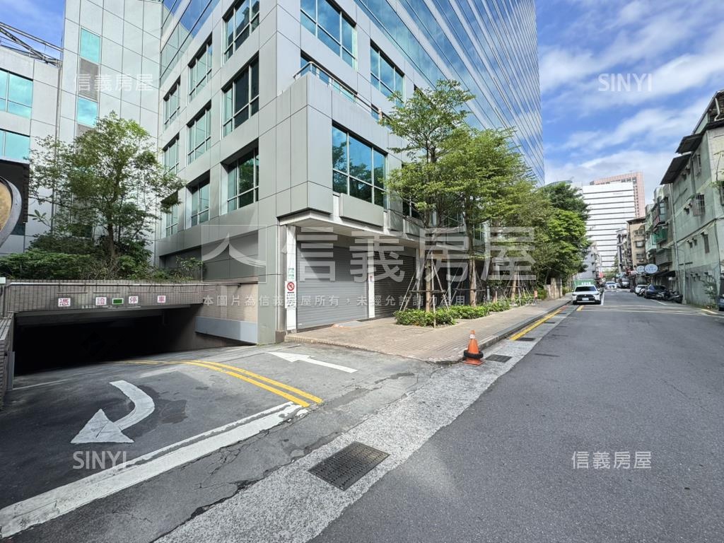 信義★大統領廣場★車位２房屋室內格局與周邊環境