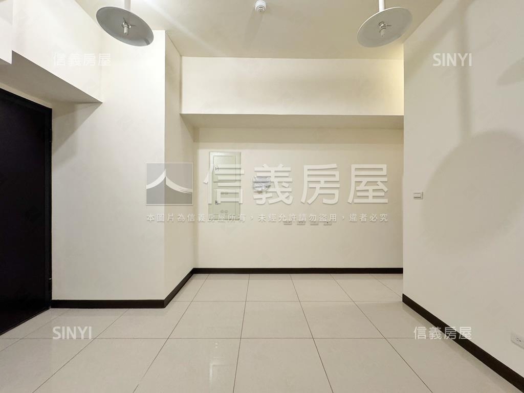 『世界花園Ｄ１』二房車位房屋室內格局與周邊環境