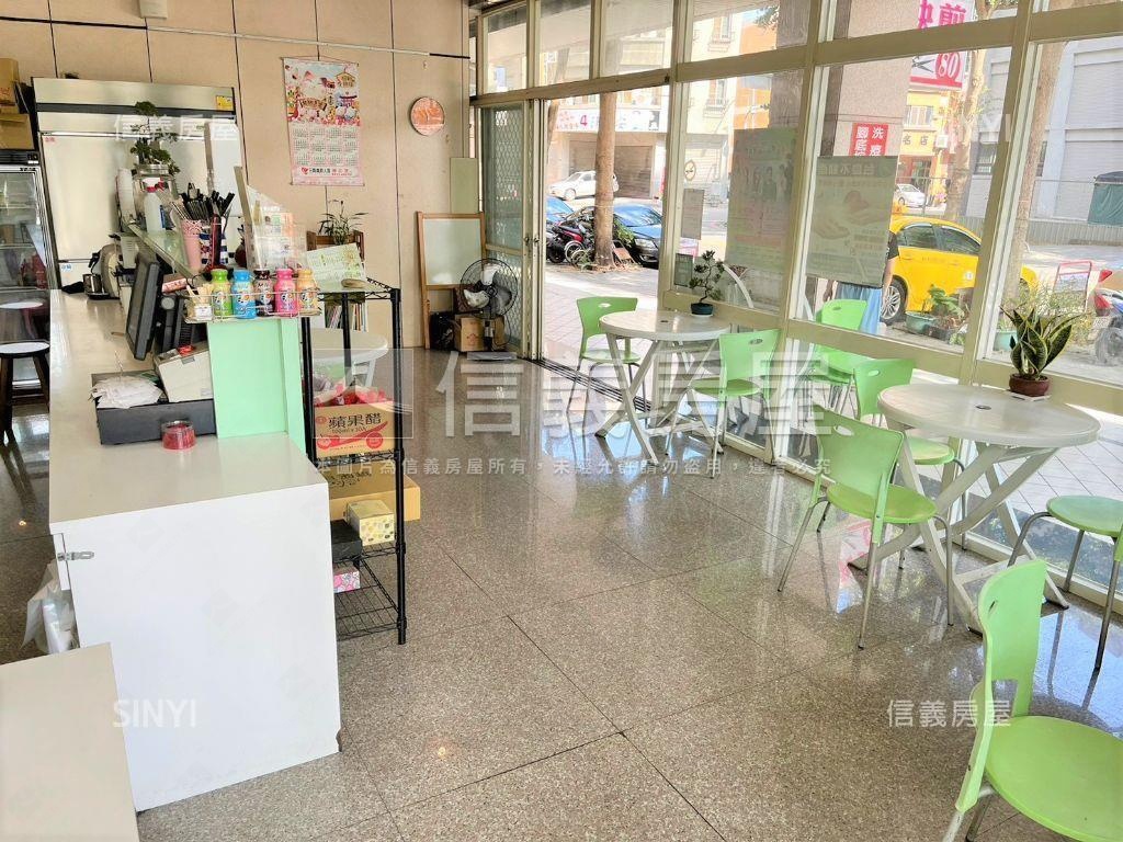 兩面臨路角間大面寬金店面房屋室內格局與周邊環境