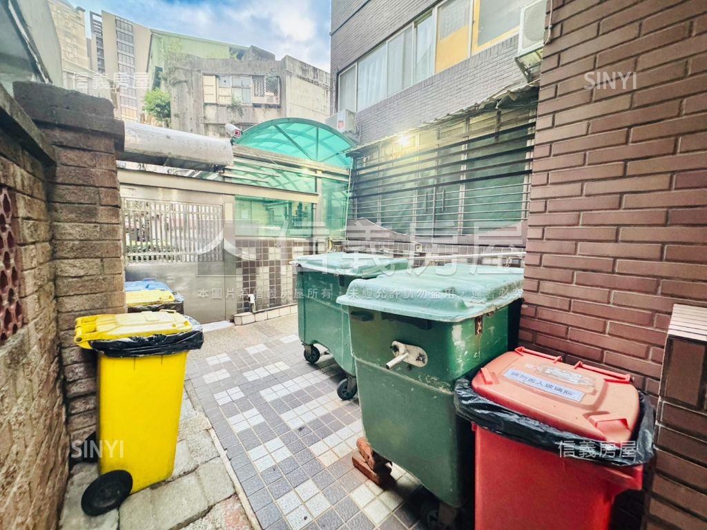 捷運邊間雙面採光套房房屋室內格局與周邊環境