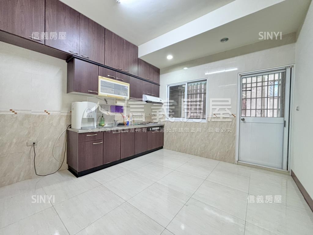 興中４套房方便停車美透天房屋室內格局與周邊環境