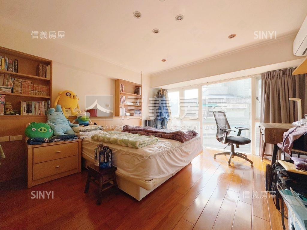 政大御花園雙車位四房房屋室內格局與周邊環境