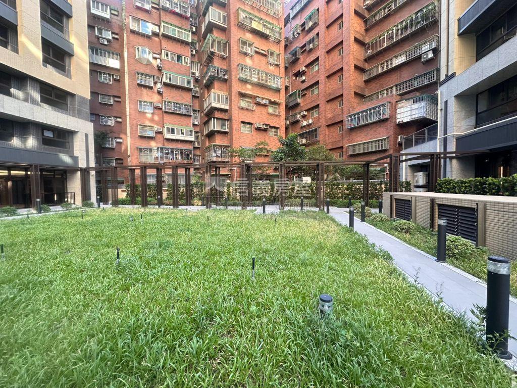 英倫公園Ω庭院三房車位房屋室內格局與周邊環境