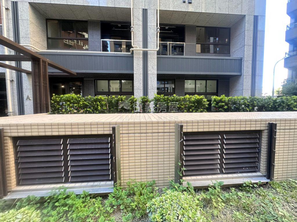 英倫公園Ω庭院三房車位房屋室內格局與周邊環境