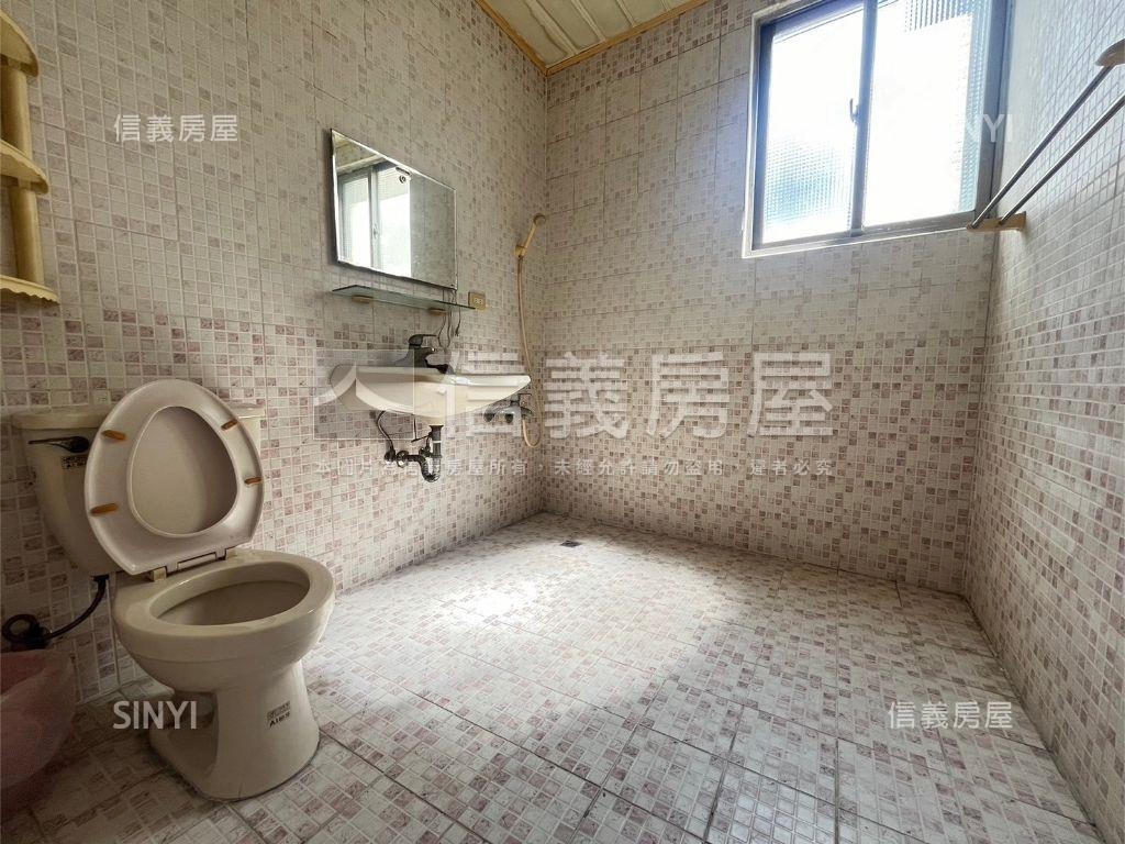五甲正路邊間大地坪透天房屋室內格局與周邊環境