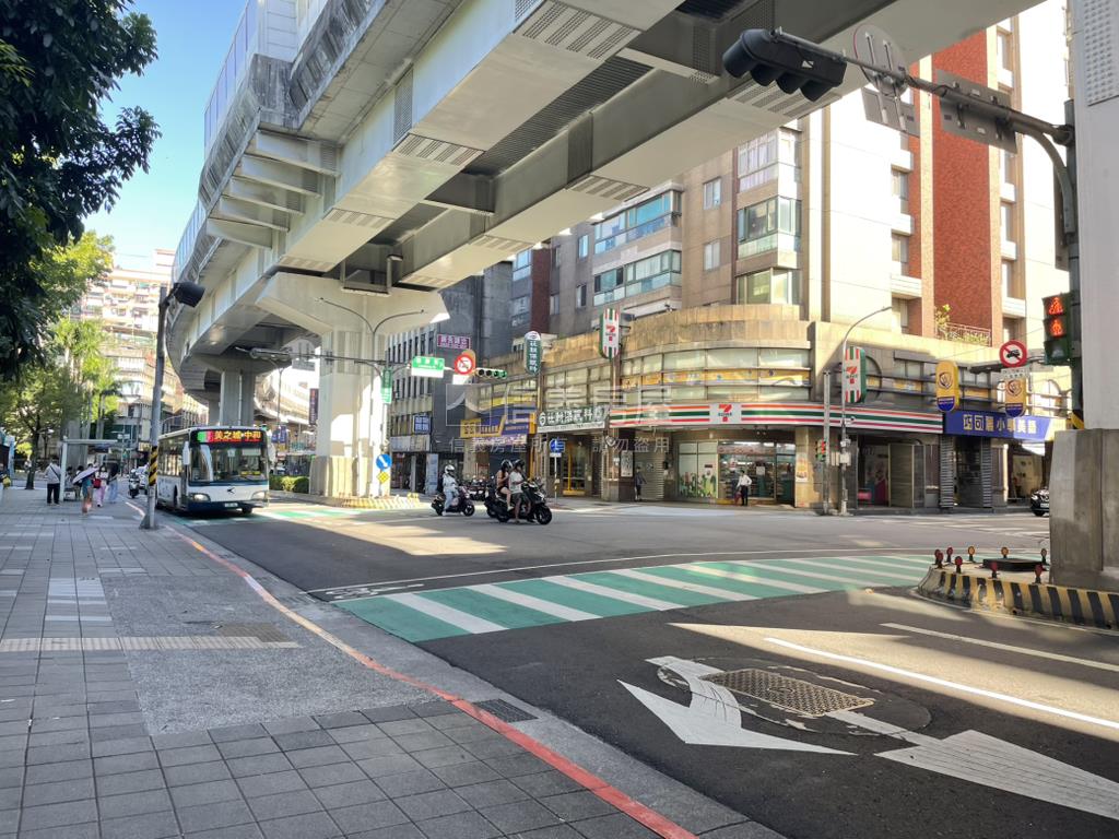 景平面寬熱鬧店面房屋室內格局與周邊環境