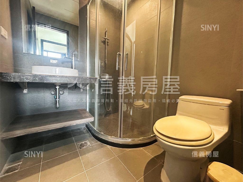 高雄站前高樓邊間採光２房房屋室內格局與周邊環境