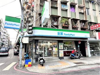 正馬路全家三角窗金店面