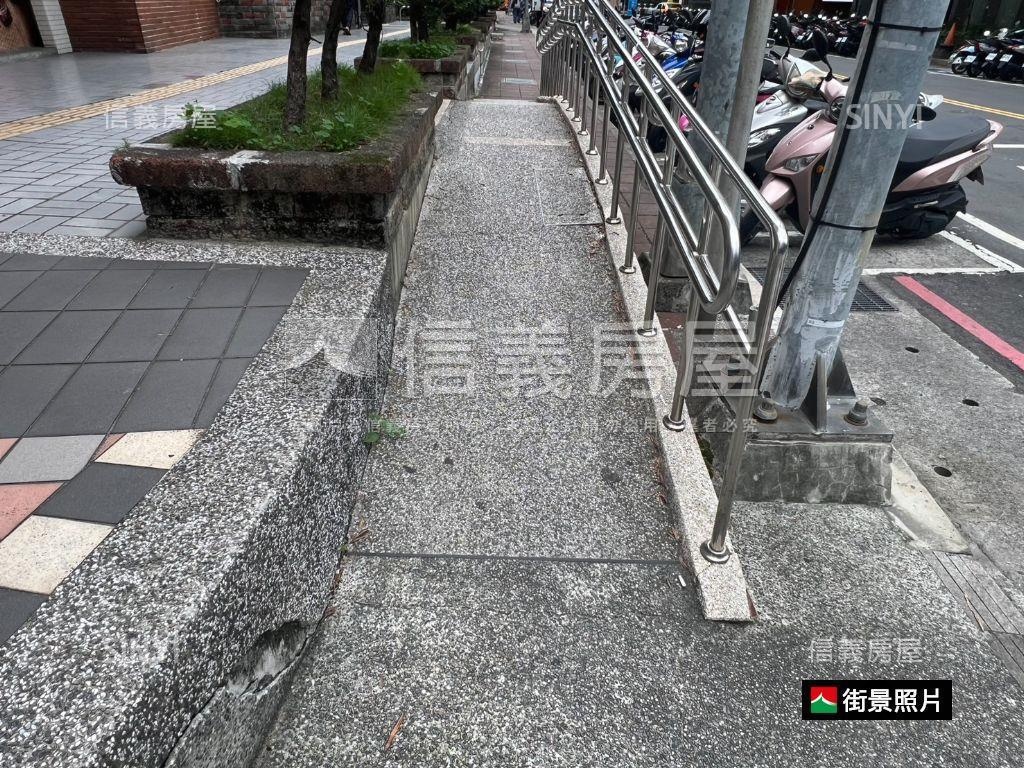 仁愛天廈四房車位房屋室內格局與周邊環境