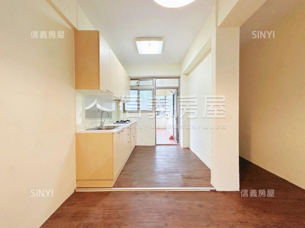 信義路頂樓景觀宅房屋室內格局與周邊環境