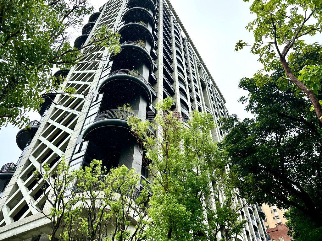 台灣隱賦市府綠地高樓兩房房屋室內格局與周邊環境