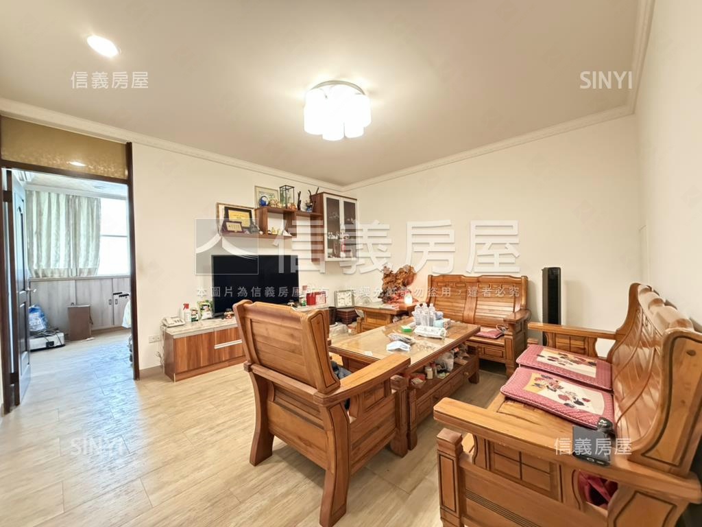 正面五權國小金透天房屋室內格局與周邊環境