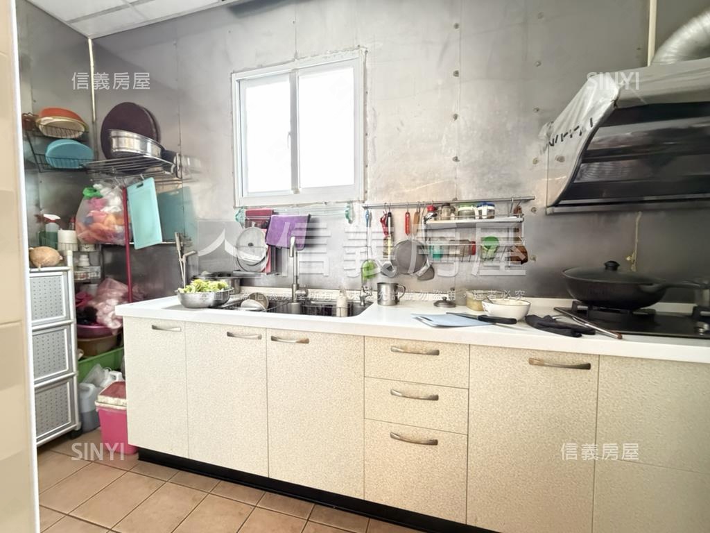 正面五權國小金透天房屋室內格局與周邊環境