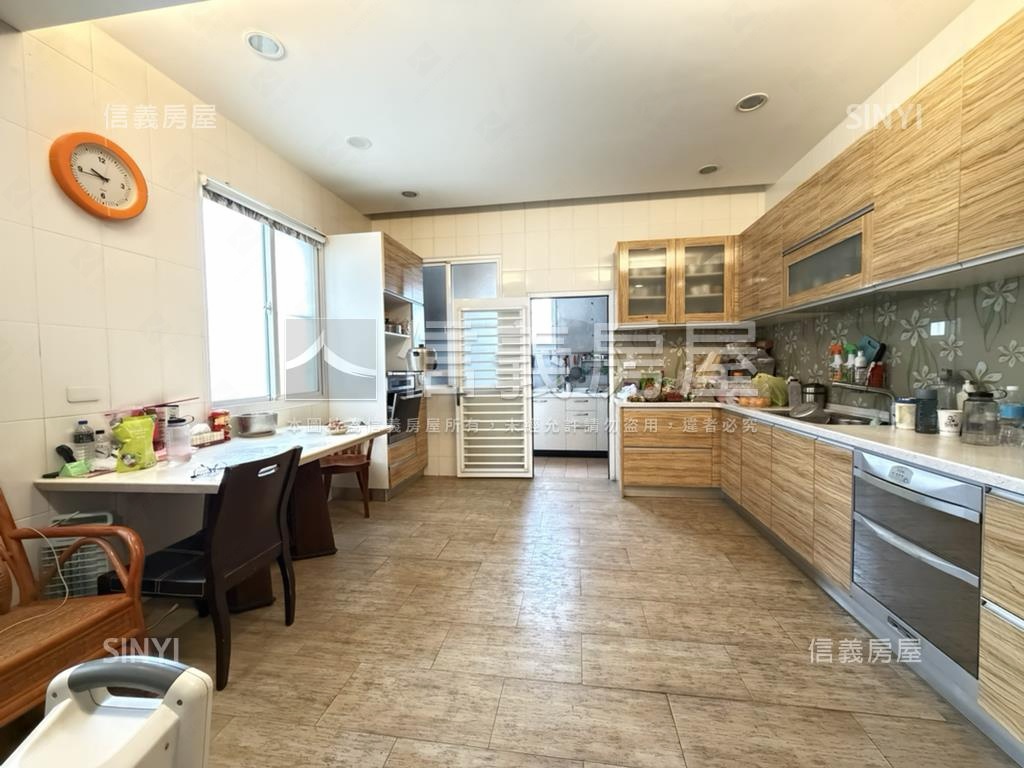 正面五權國小金透天房屋室內格局與周邊環境