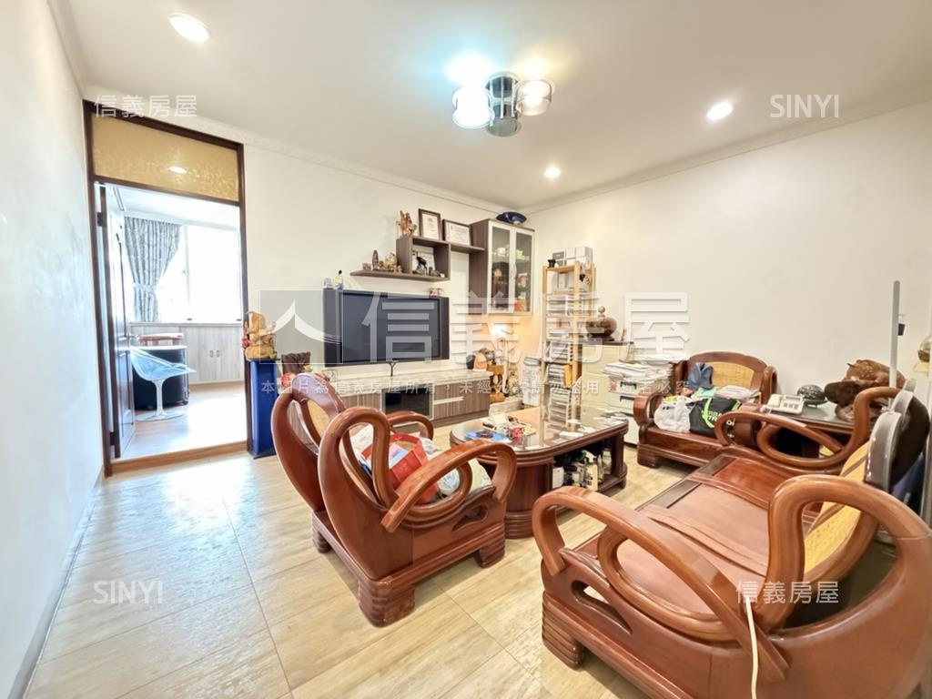 正面五權國小金透天房屋室內格局與周邊環境