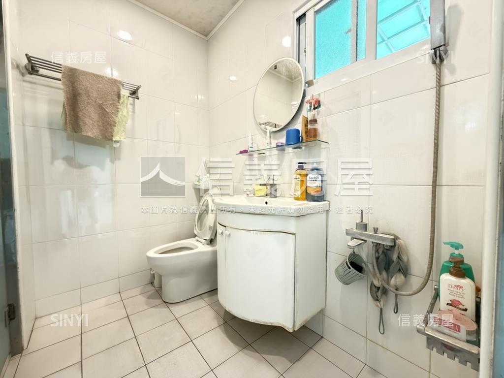 正面五權國小金透天房屋室內格局與周邊環境