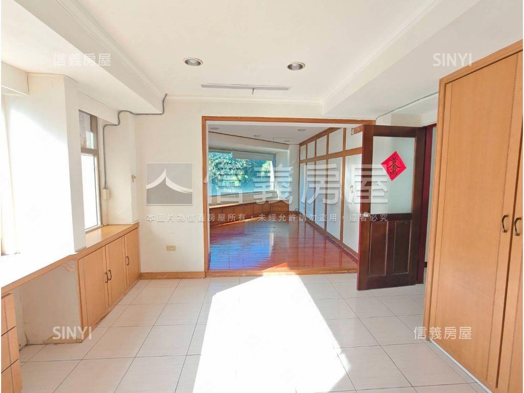 臨路雙平車位霸氣角間店住房屋室內格局與周邊環境